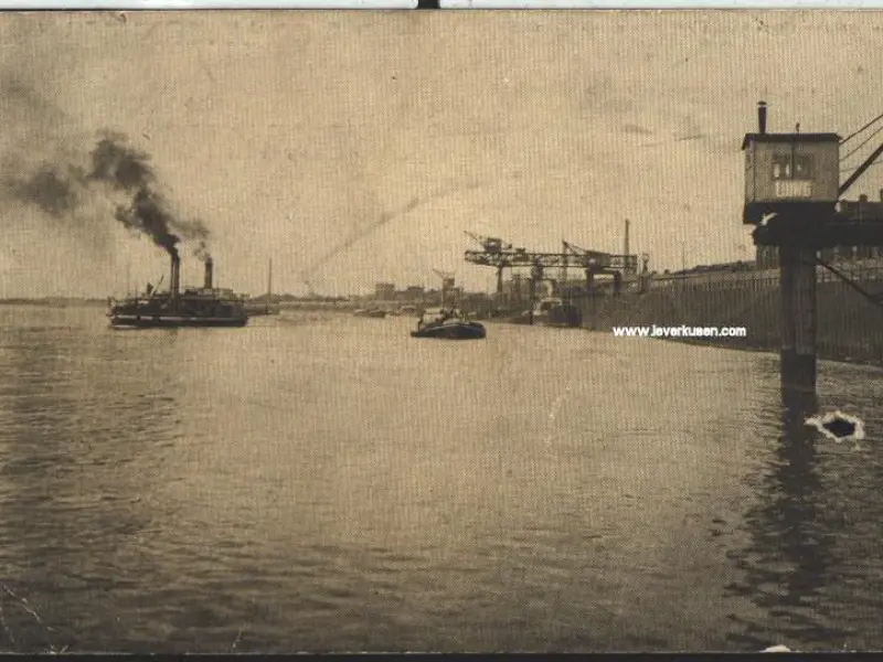 Bayer: Kai mit Dampfschiff