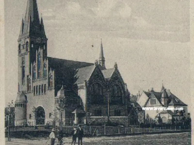 Evangelische Kirche mit Pfarrhaus