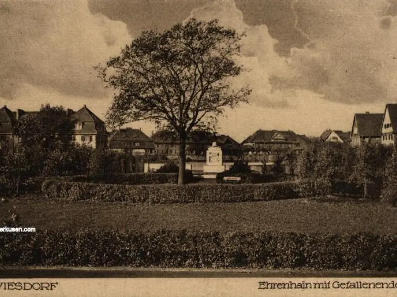 Ehrenhain mit Gefallenendenkmal