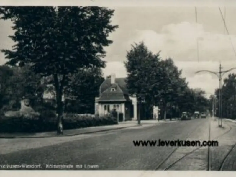 Kölner Str. mit Löwen