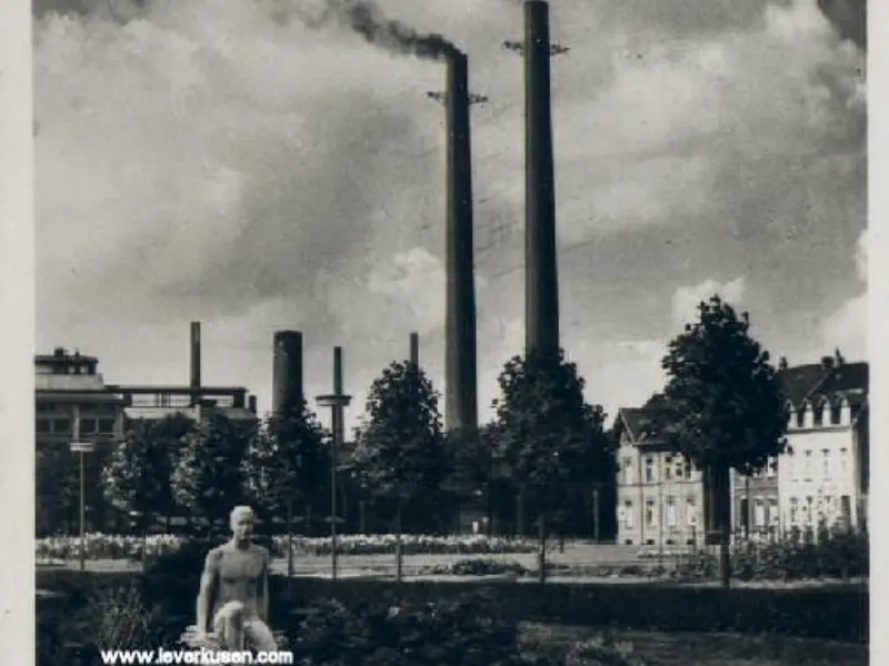 Rudolf Mann-Brunnen mit Blick auf das J.G-Werk
