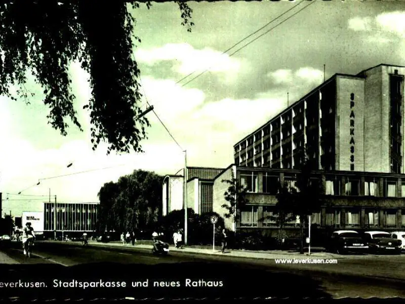 Stadtsparkasse und neues Rathaus