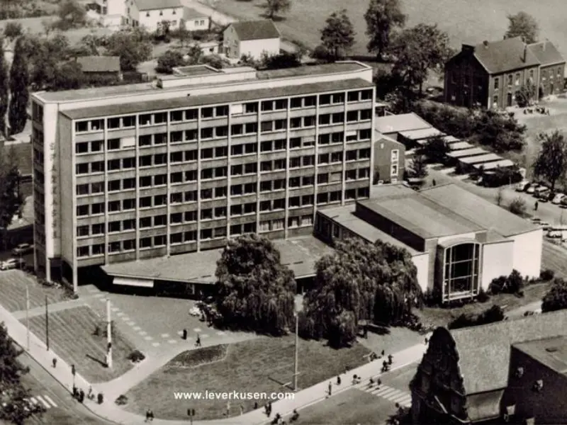 Stadt Hochhaus mit Sparkasse