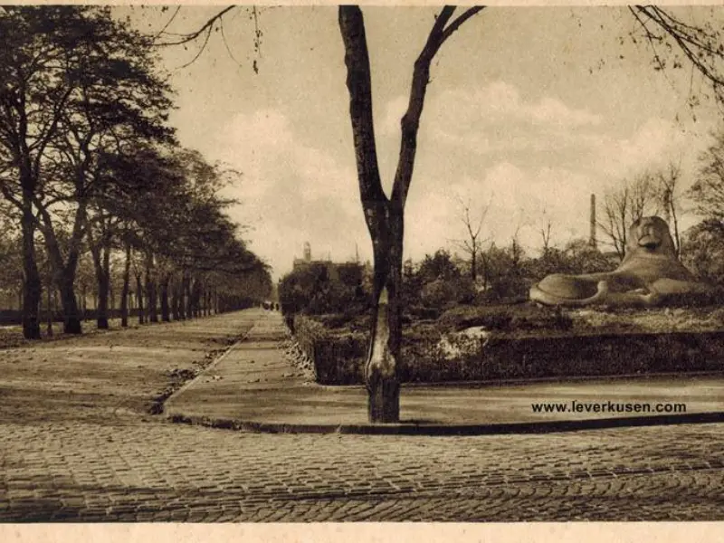 Kaiser-Wilhelm-Allee mit Löwen