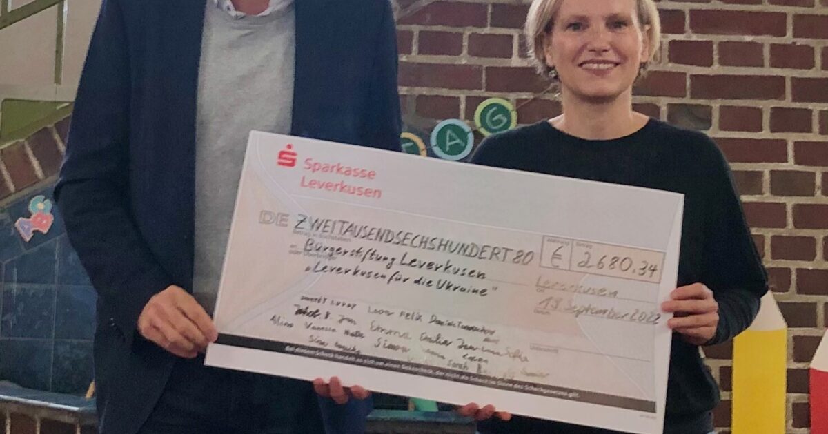 Schulleiterin Frau Andrea Roth und Herrn Manuel von der Bürgerstiftung bei der Schecküberreichung.