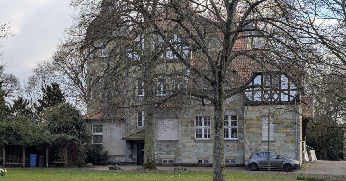 Villa Römer mit Auto davor
