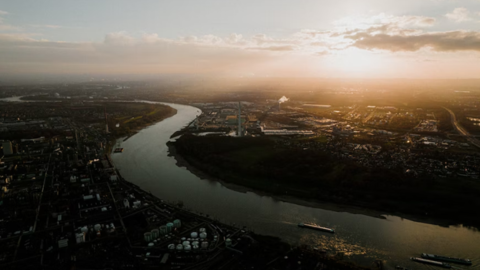 Badeverbot: Neue Schilder am Rhein